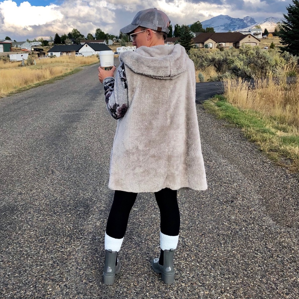 New! LAST ONE! Plush Grey Vest With Hood & Pockets - Picture 4 of 5